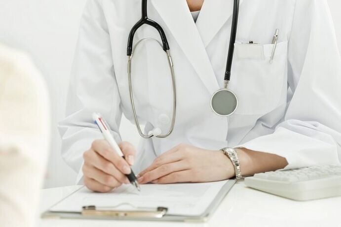 Médecin qui traite les infestations d'helminthes.