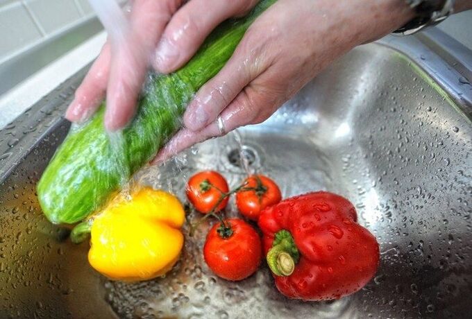 Pour prévenir les infections parasitaires, il est nécessaire de laver les légumes avant de les manger.