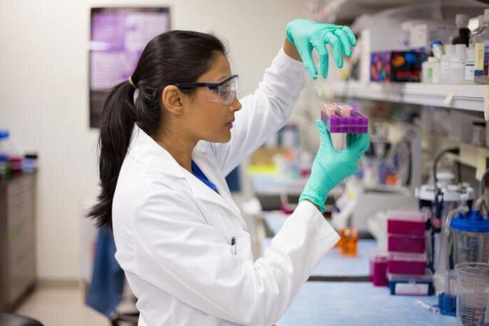 Test sanguin ELISA pour détecter les parasites dans le corps.